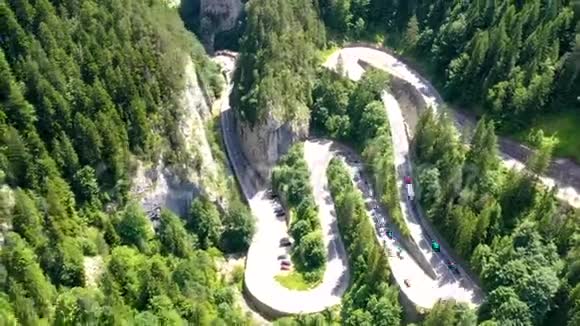 在山口时间流逝在弯曲的山路上超速行驶视频的预览图