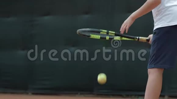 打网球职业男网球运动员在球场上用球拍投掷球和击球视频的预览图