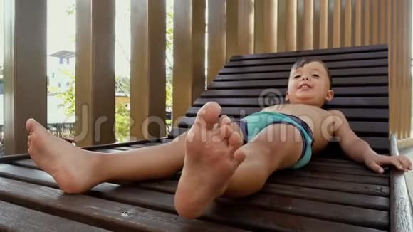 快乐的男孩游泳后休息视频的预览图