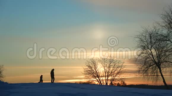 在冬日的夕阳中漫步视频的预览图