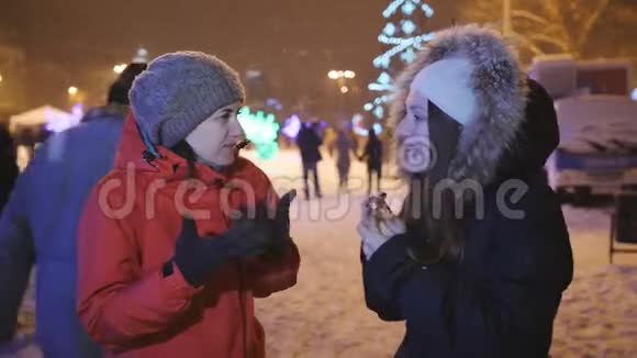 两个女孩在圣诞集市上视频的预览图