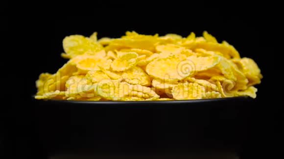 玉米片或玉米片碗里的早餐是旋转的视频的预览图