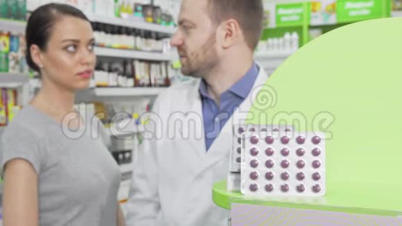 男性药剂师给他的女性顾客提供水泡药丸视频的预览图