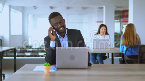 职场帅哥办公室员工通过电话沟通视频的预览图