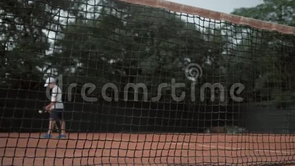 运动胜利快乐雄心勃勃的网球运动员少年与球拍高兴赢得网球冠军视频的预览图
