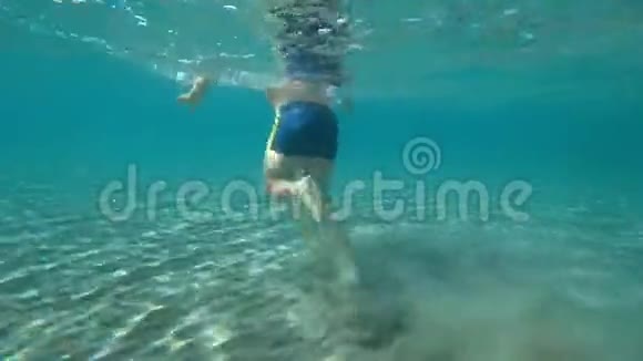亚得里亚海的水下儿童洁净水视频的预览图