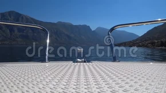 摩托艇在黑山科托尔湾航行从船的船头俯瞰群山和科托尔湾慢慢视频的预览图