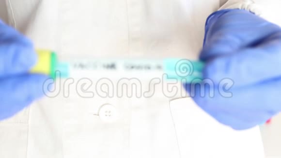 冠状病毒疫苗生物技术研究人员手持试管视频的预览图