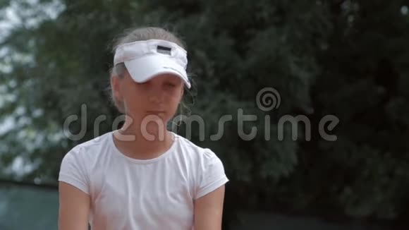 在训练中练习发球技巧时网球新手青少年女孩击球视频的预览图