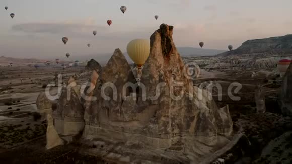 卡帕多西亚一架神奇的无人机飞过一块岩石和一个球的特写镜头视频的预览图