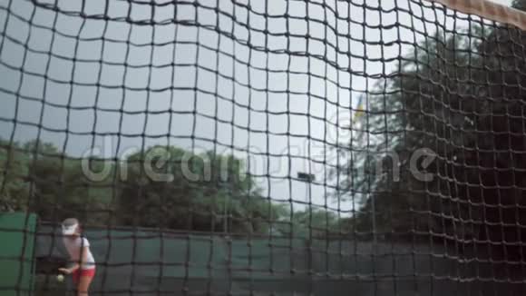 体育运动的胜利成功的网球运动员青少年女孩拍球拍并用双手向上和向上的网跑视频的预览图
