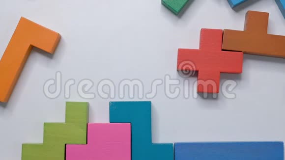 儿童教育观念特写慢动作手持一块木块拼图木立方体堆放视频的预览图