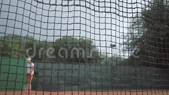 体育运动的胜利成功的网球运动员青春期的女孩在球上击球手举起来跑到网上视频的预览图