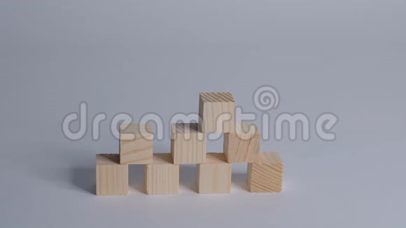 手整理木立方体堆放作为阶梯楼梯商业概念成长成功过程白色背景复制空间视频的预览图