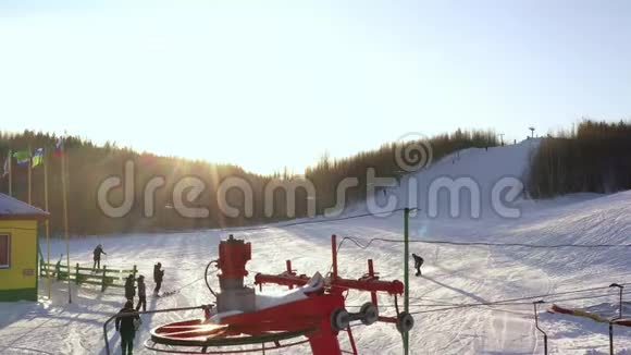 雪山上有滑雪电梯滑雪者和滑雪者使用滑雪电梯爬山视频的预览图
