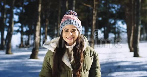 在一个寒冷的冬天镜头前的亚洲女士笑容满面心情激动视频的预览图