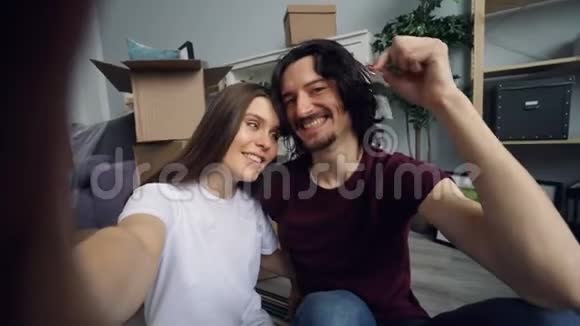 丈夫和妻子用新的平键自拍亲吻和摆姿势视频的预览图