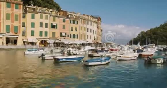 意大利波托菲诺港的许多游乐和渔船时光流逝视频的预览图