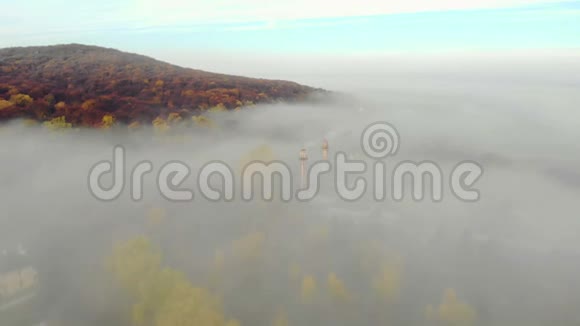 观的植物和管道覆盖晨雾飞越乌克兰的利沃夫市一个美好的早晨视频的预览图