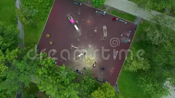 空中无人机射击儿童公园游戏区视频的预览图