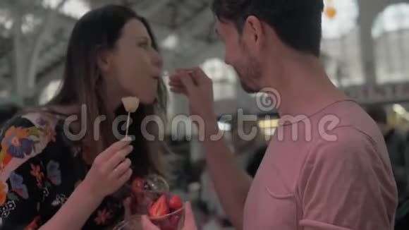 一对夫妇在杯子里享受水果小吃视频的预览图