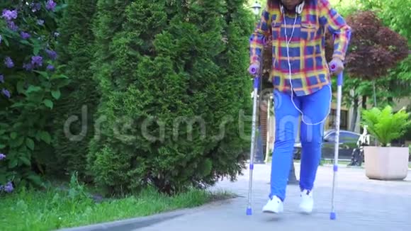 非洲裔美国妇女留着非洲发型拄着拐杖腿断视频的预览图