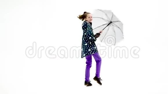 小女孩带着雨伞跳舞视频的预览图