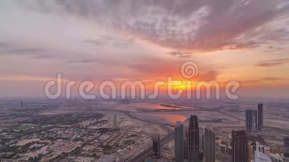 迪拜市区在日出时分带塔和摩天大楼的空中景观视频的预览图