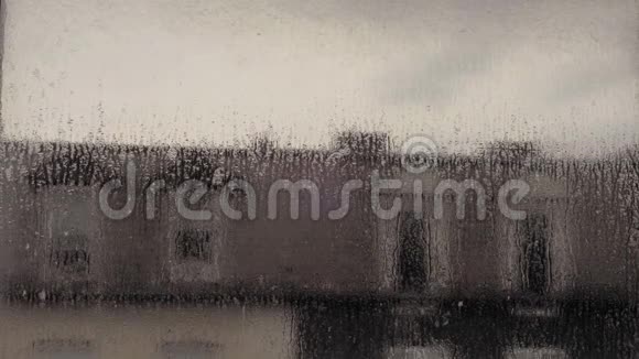窗户上的雨水纹理视频的预览图