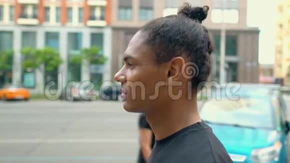 在城市里沿街行走的非裔美国人视频的预览图