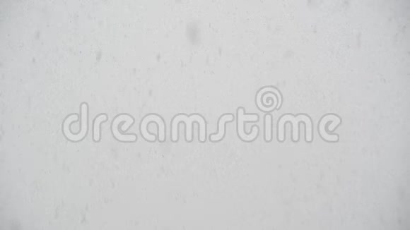 多云天气下天空中真正的大片轻片雪花视频的预览图