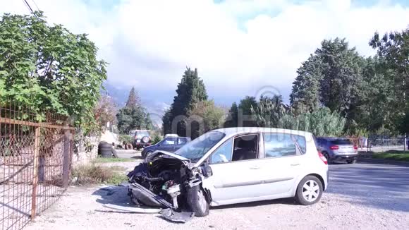 卷入车祸的汽车视频的预览图