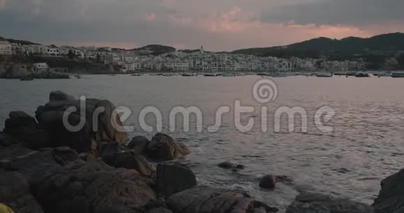 卡达奎兹海滨村日落时的粉红色灯光视频的预览图