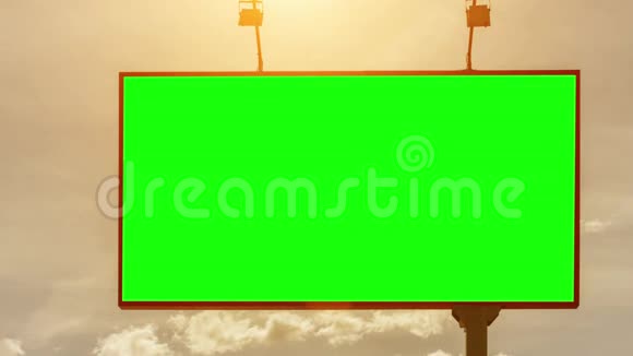 在明亮的阳光下有绿色屏幕的大型广告牌视频的预览图