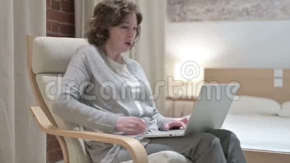 精疲力竭的老妇人在沙发上背痛视频的预览图