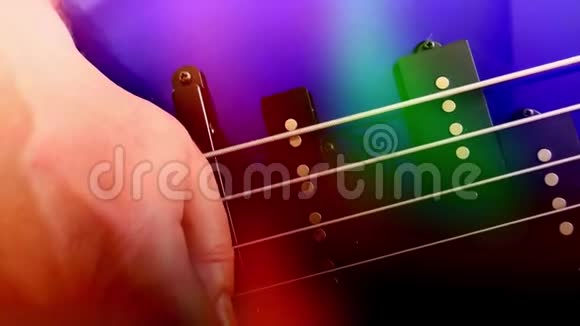 吉他演奏者摇滚低音吉他抽象低音吉他关闭轻FX视频的预览图