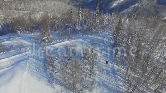 滑雪者的山路视频的预览图
