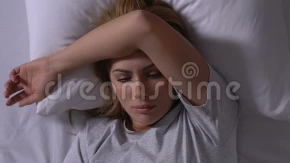 卧床不起的妇女头痛压力大偏头痛视频的预览图
