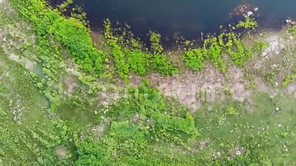 乡村大河水库大坝的鸟瞰风景视频的预览图