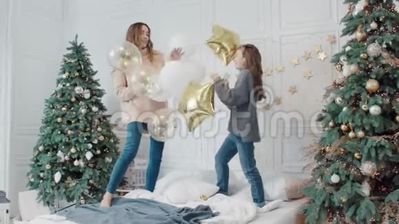 快乐的女士在私人房子的床上玩星气球视频的预览图