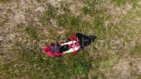 两个穿着俄罗斯传统服装的女人在草地上做圆领舞视频的预览图