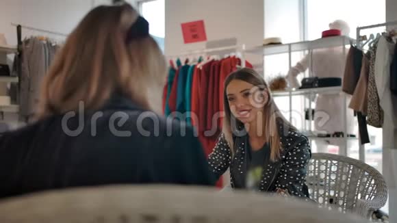 女朋友在服装店聊天视频的预览图