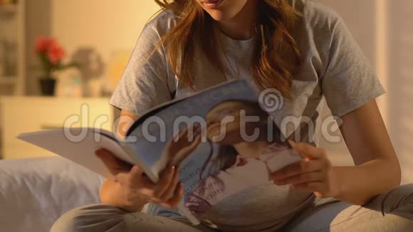 孕妇阅读杂志孕期妇女健康小贴士新生儿视频的预览图