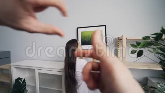漂亮的女孩挂在墙上而男人选择的地方显示拇指视频的预览图
