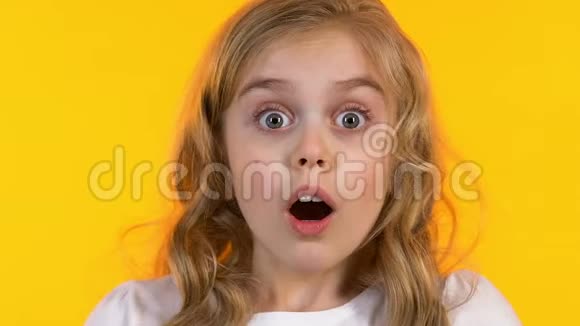 小女生用双手闭上眼睛孩子害怕恐怖电影特写视频的预览图