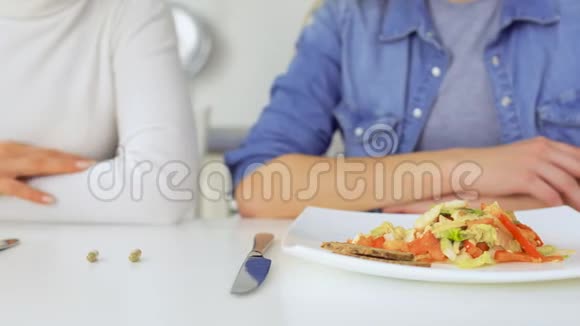女人在吃饭的时候吃药视频的预览图