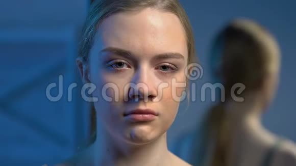 年轻孤独的女士在黑暗的房间里哭泣尴尬的年龄问题消极的情绪视频的预览图