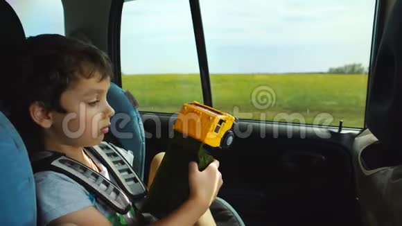 小男孩在移动汽车里玩玩具视频的预览图