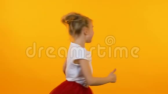 漂亮的女孩跳舞跳来跳去孩子们的舞蹈学校慢动作视频的预览图