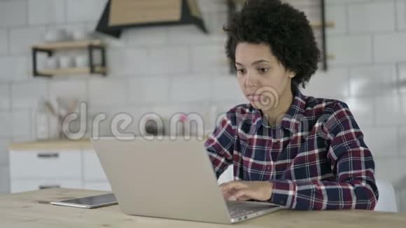 非裔美国妇女在笔记本电脑上感到震惊视频的预览图